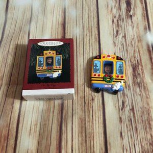 On My Way School Bus Photo Holder Hallmark Christmas Ornament QX5861 1996 DV55